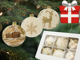 Håndmalede julekugler i pudder gul creme med julelandskab og guldglimmer